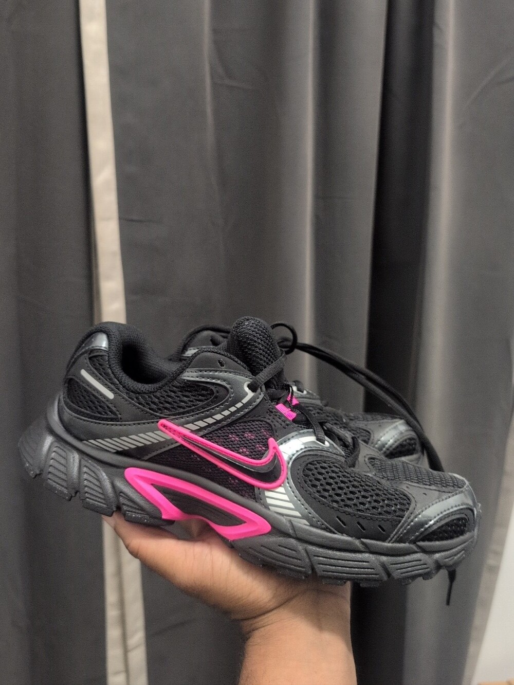 Nike V5 RNR | Women's | Black/Dark Smoke Grey/Pink Size 8